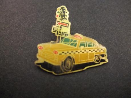 Checker Taxi Chevrolet Bel-Air wacht voor een stoplicht,geel